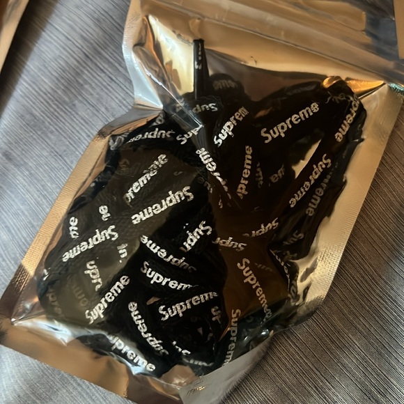 Supreme shoelaces ! 2 blacks 2 reds 1 white and 1 gold - Picture 2 of 5